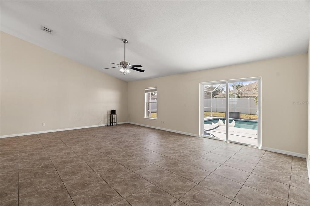 Под контрактом: $370,000 (3 спален, 2 ванн, 1499 Квадратных фут)