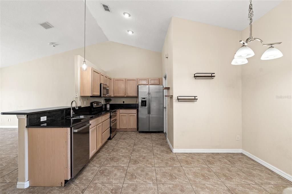 Под контрактом: $370,000 (3 спален, 2 ванн, 1499 Квадратных фут)