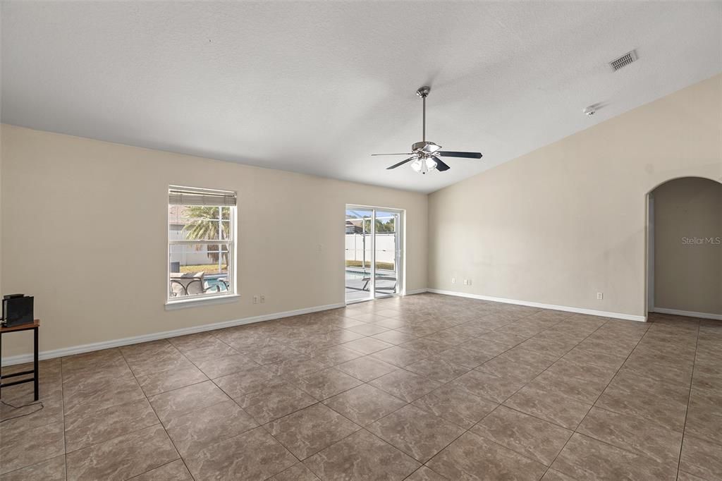 Под контрактом: $370,000 (3 спален, 2 ванн, 1499 Квадратных фут)