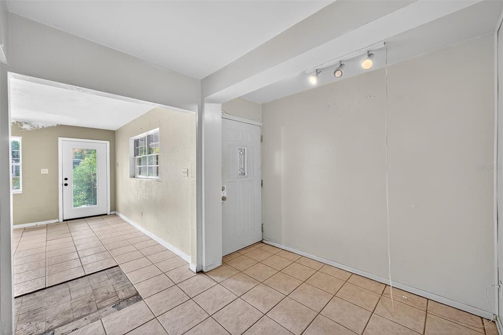 For Sale: $299,999 (4 beds, 2 baths, 1805 Square Feet)