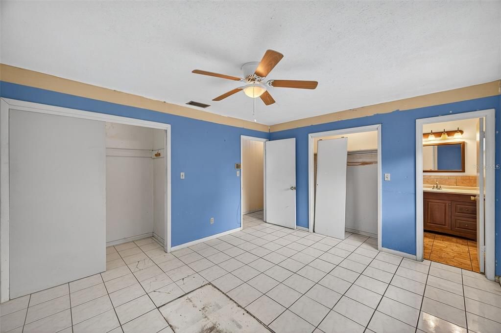 For Sale: $299,999 (4 beds, 2 baths, 1805 Square Feet)