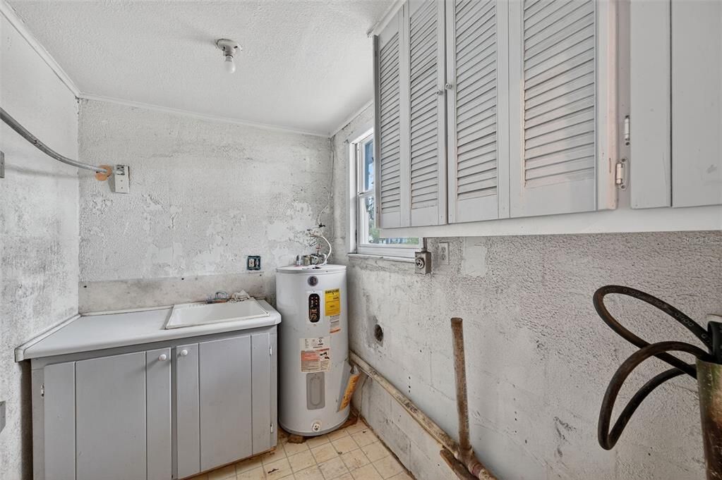 For Sale: $299,999 (4 beds, 2 baths, 1805 Square Feet)