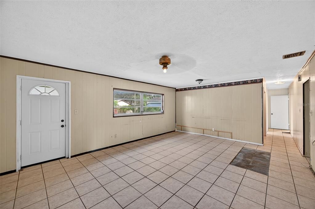 For Sale: $299,999 (4 beds, 2 baths, 1805 Square Feet)