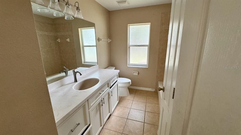 Activo con contrato: $219,000 (3 camas, 2 baños, 1756 Pies cuadrados)