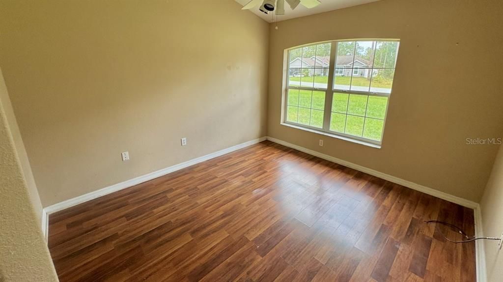 Activo con contrato: $219,000 (3 camas, 2 baños, 1756 Pies cuadrados)