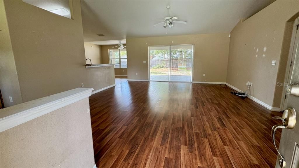 Activo con contrato: $219,000 (3 camas, 2 baños, 1756 Pies cuadrados)