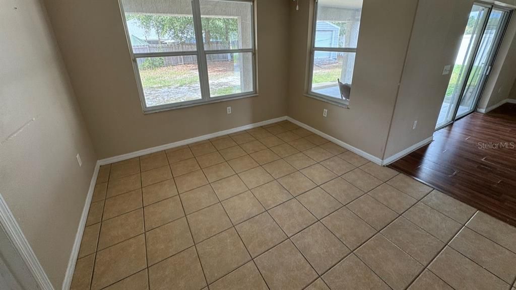 Activo con contrato: $219,000 (3 camas, 2 baños, 1756 Pies cuadrados)