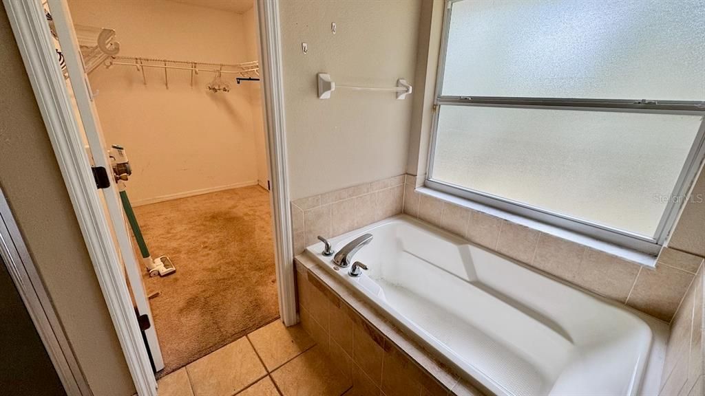 Activo con contrato: $219,000 (3 camas, 2 baños, 1756 Pies cuadrados)