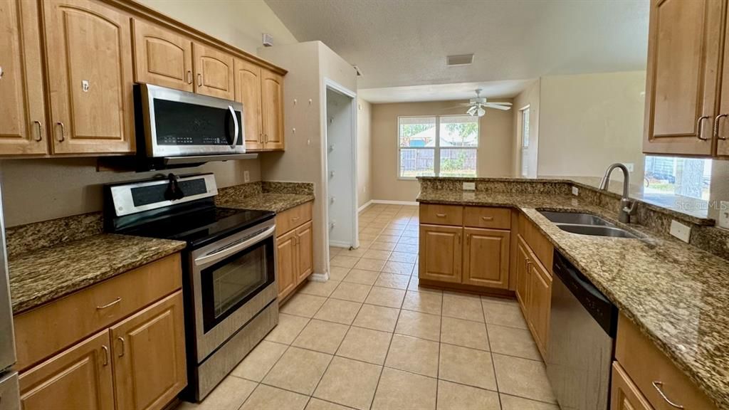 Activo con contrato: $219,000 (3 camas, 2 baños, 1756 Pies cuadrados)