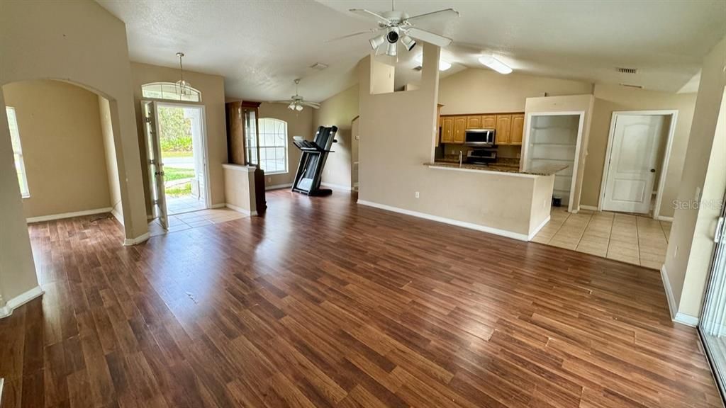 Activo con contrato: $219,000 (3 camas, 2 baños, 1756 Pies cuadrados)