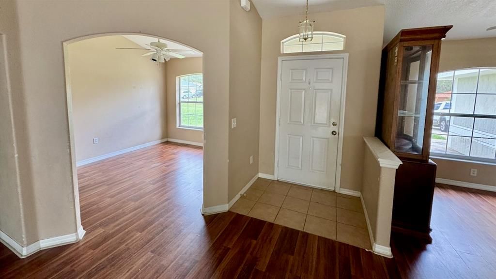 Activo con contrato: $219,000 (3 camas, 2 baños, 1756 Pies cuadrados)