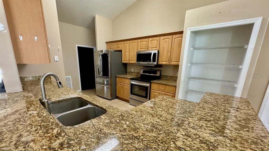 Activo con contrato: $219,000 (3 camas, 2 baños, 1756 Pies cuadrados)