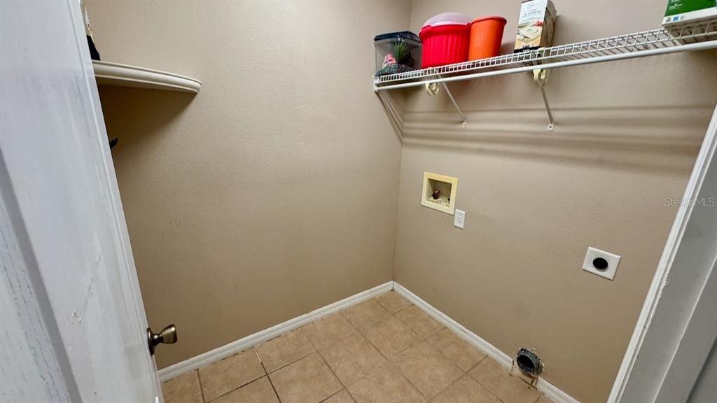 Activo con contrato: $219,000 (3 camas, 2 baños, 1756 Pies cuadrados)