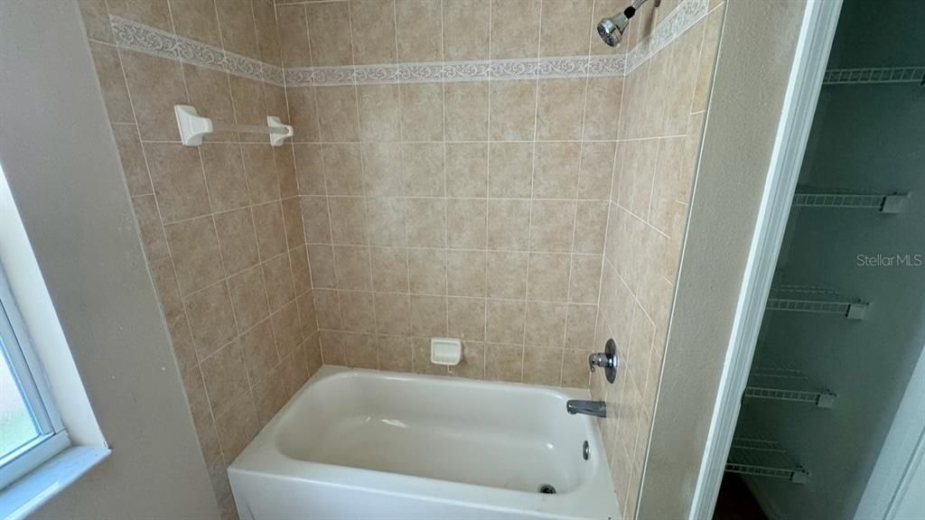 Activo con contrato: $219,000 (3 camas, 2 baños, 1756 Pies cuadrados)