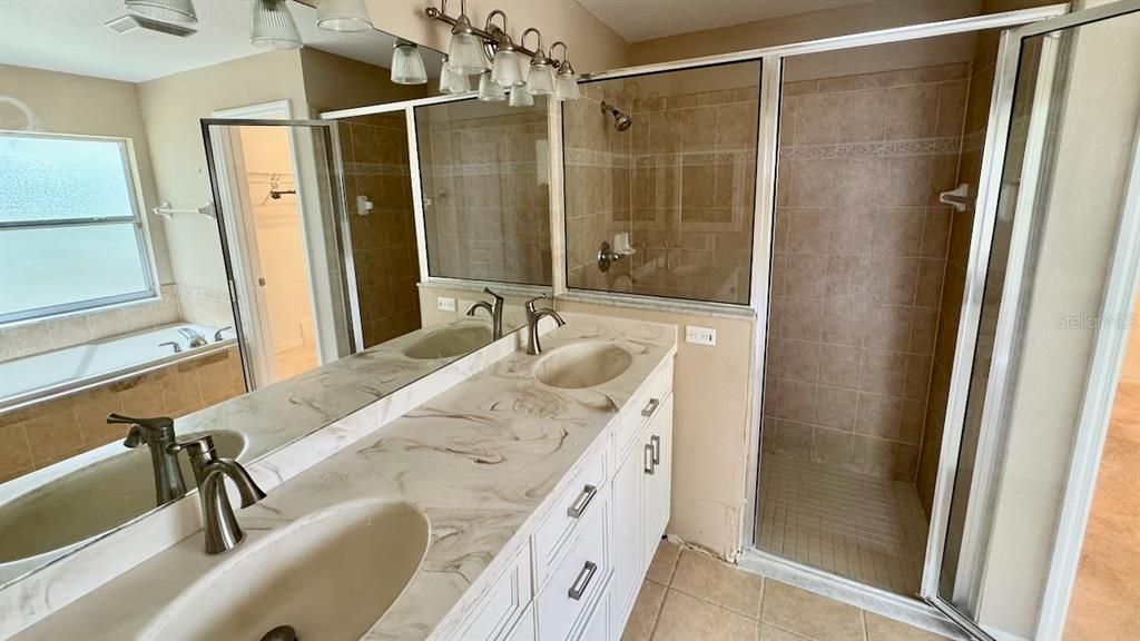 Activo con contrato: $219,000 (3 camas, 2 baños, 1756 Pies cuadrados)