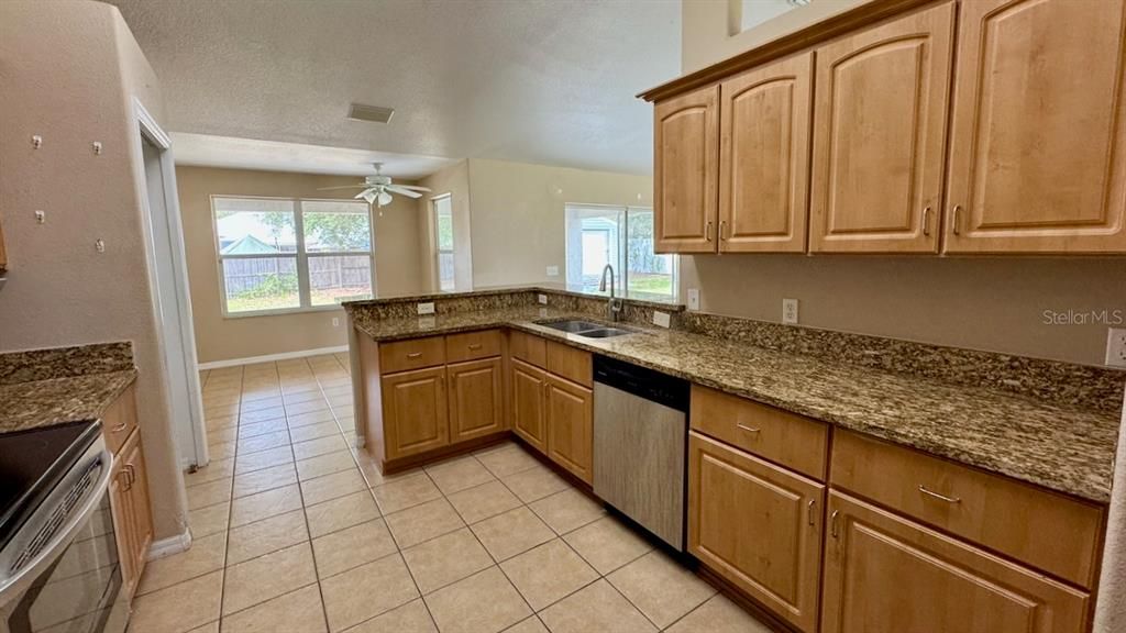 Activo con contrato: $219,000 (3 camas, 2 baños, 1756 Pies cuadrados)