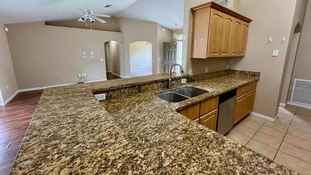 Activo con contrato: $219,000 (3 camas, 2 baños, 1756 Pies cuadrados)