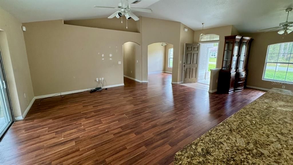 Activo con contrato: $219,000 (3 camas, 2 baños, 1756 Pies cuadrados)