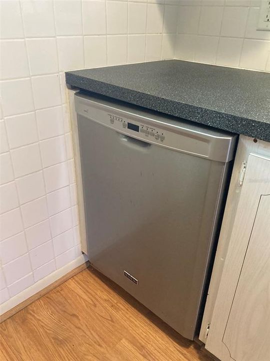 For Rent: $1,800 (2 beds, 1 baths, 1140 Square Feet)