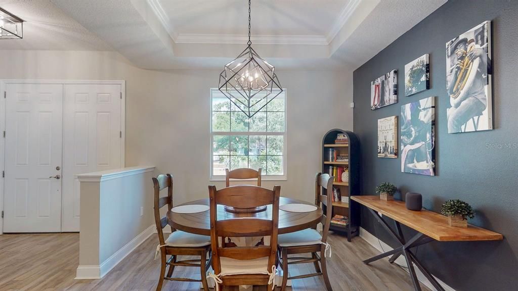 合同活跃: $860,000 (4 贝兹, 2 浴室, 2332 平方英尺)