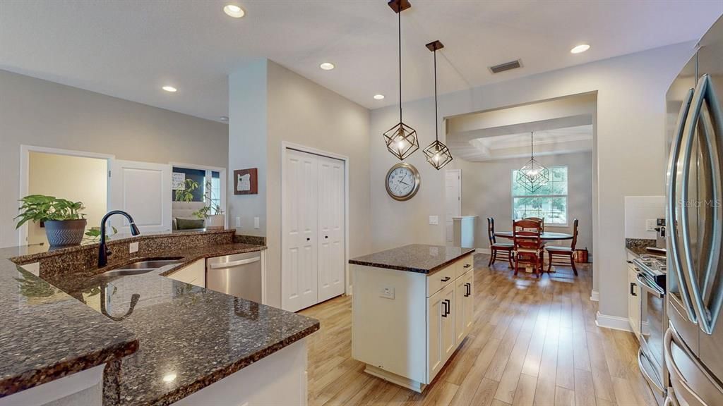 合同活跃: $860,000 (4 贝兹, 2 浴室, 2332 平方英尺)