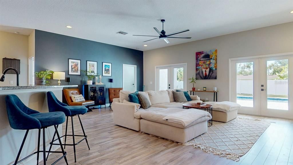 合同活跃: $860,000 (4 贝兹, 2 浴室, 2332 平方英尺)