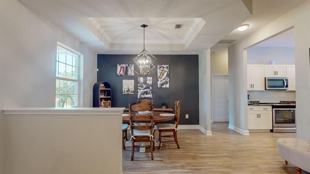 合同活跃: $860,000 (4 贝兹, 2 浴室, 2332 平方英尺)