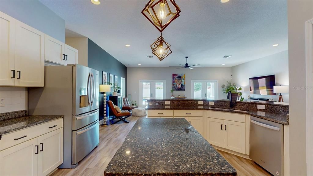 合同活跃: $860,000 (4 贝兹, 2 浴室, 2332 平方英尺)