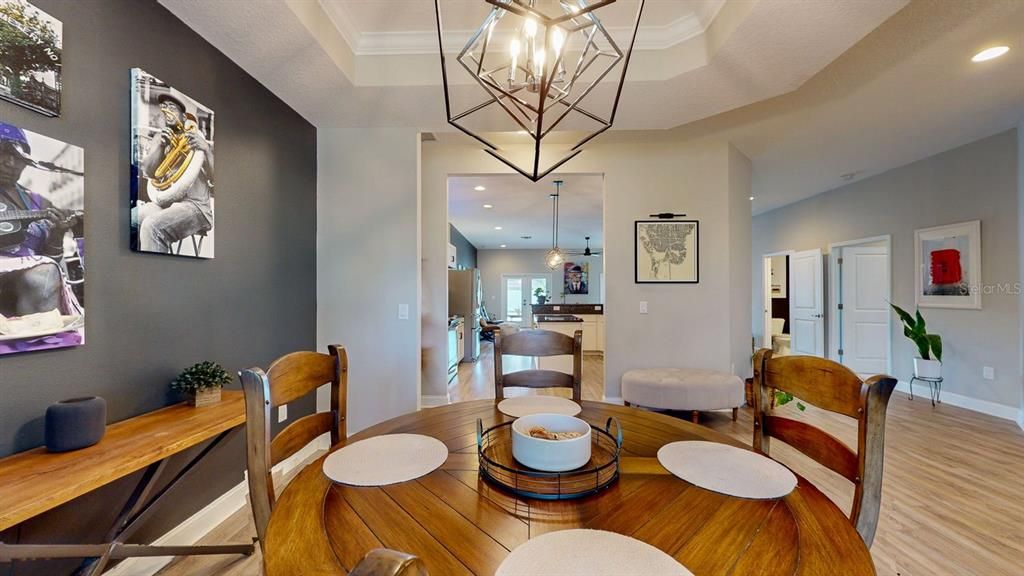 合同活跃: $860,000 (4 贝兹, 2 浴室, 2332 平方英尺)