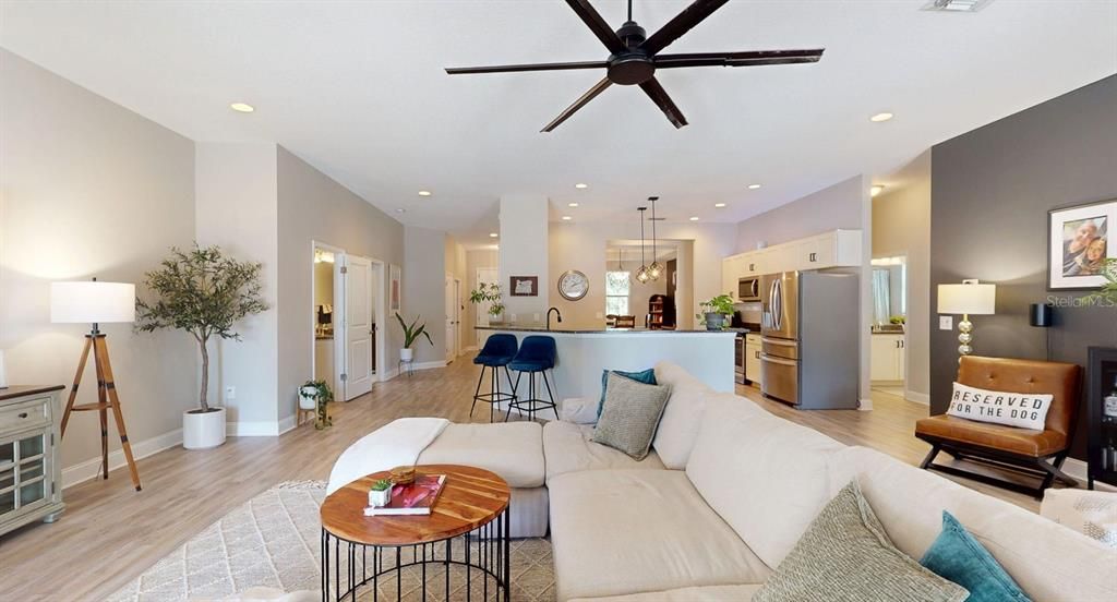 合同活跃: $860,000 (4 贝兹, 2 浴室, 2332 平方英尺)