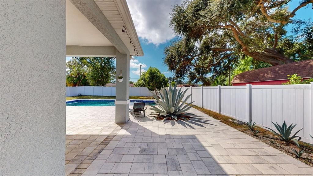 合同活跃: $860,000 (4 贝兹, 2 浴室, 2332 平方英尺)