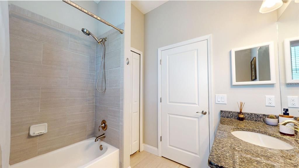 合同活跃: $860,000 (4 贝兹, 2 浴室, 2332 平方英尺)