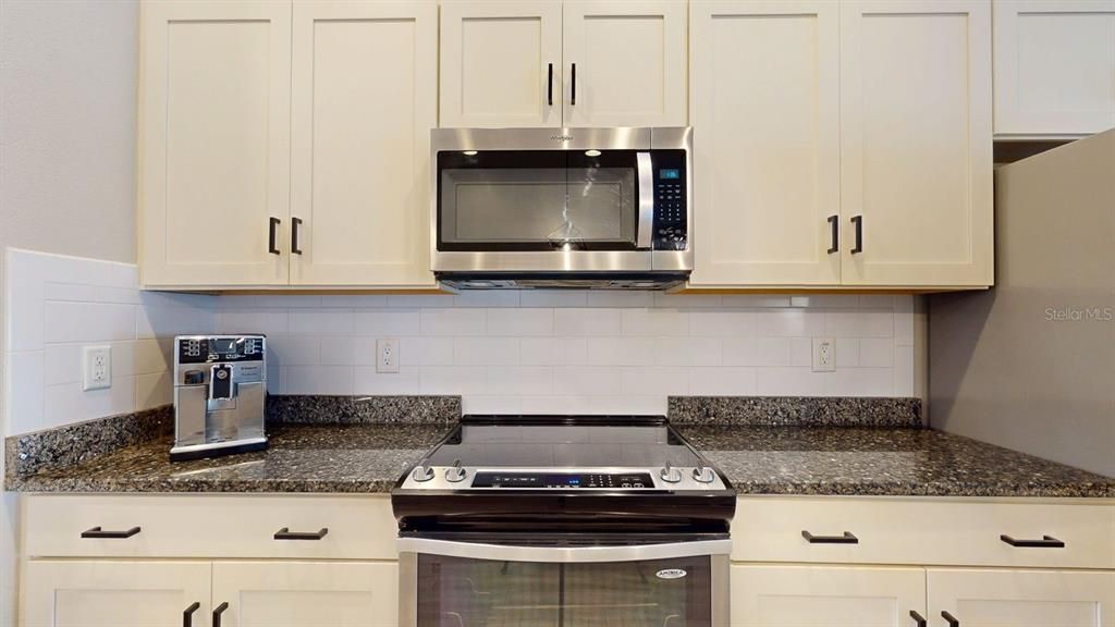 合同活跃: $860,000 (4 贝兹, 2 浴室, 2332 平方英尺)