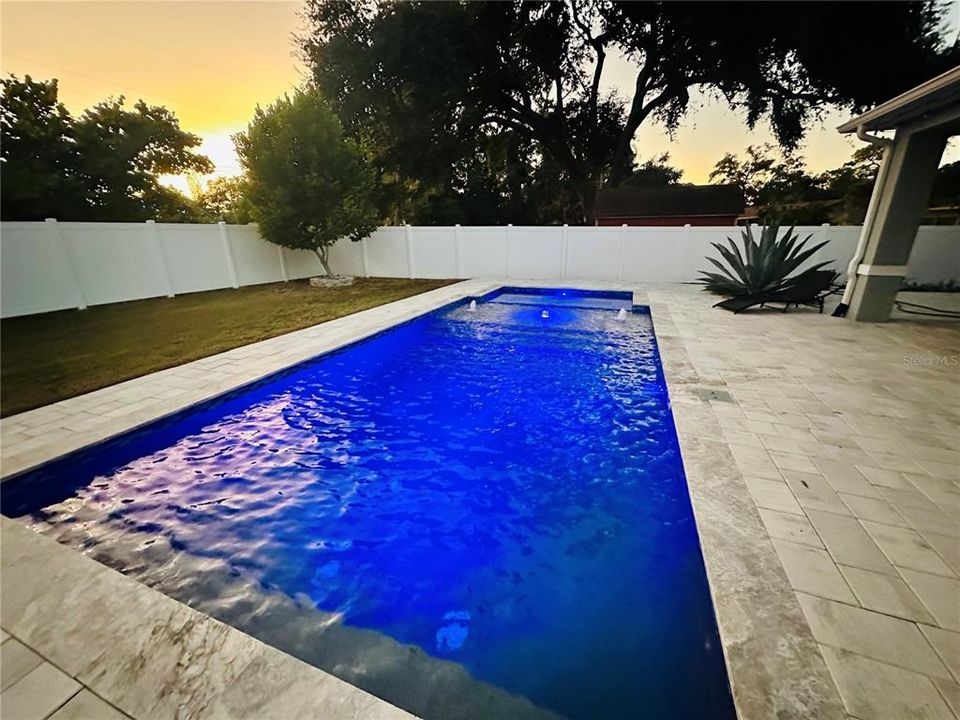 合同活跃: $860,000 (4 贝兹, 2 浴室, 2332 平方英尺)