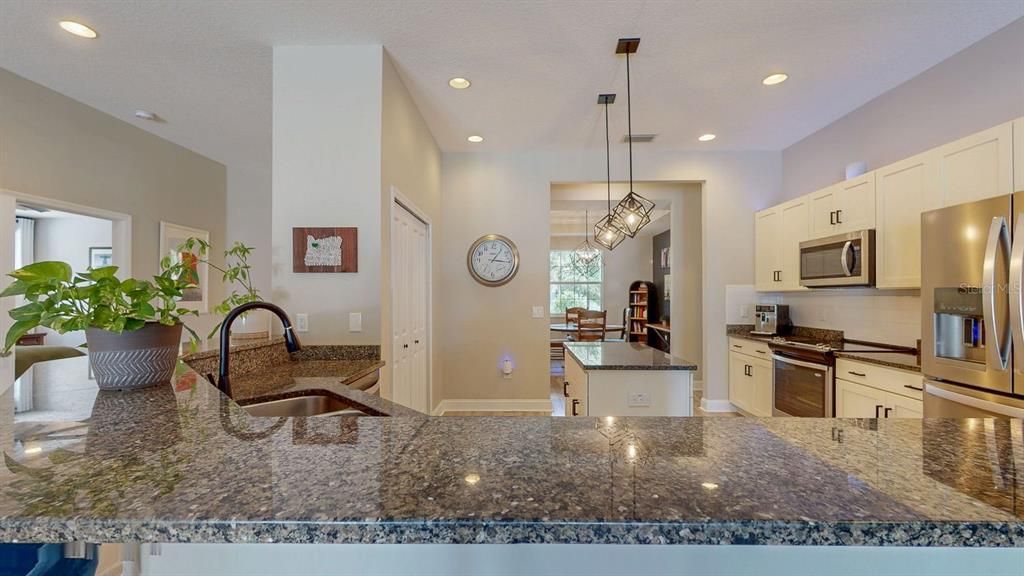 合同活跃: $860,000 (4 贝兹, 2 浴室, 2332 平方英尺)