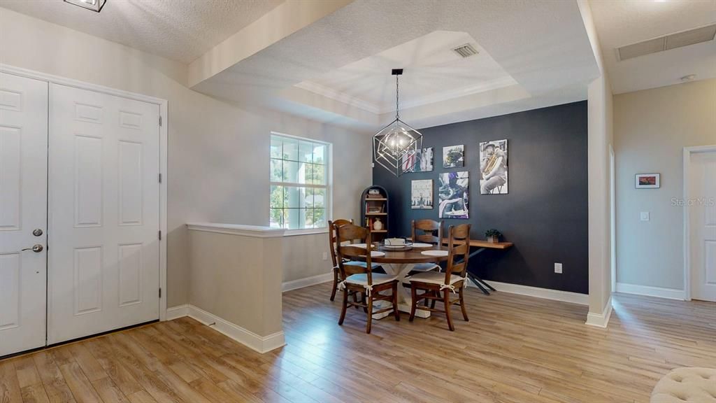 合同活跃: $860,000 (4 贝兹, 2 浴室, 2332 平方英尺)