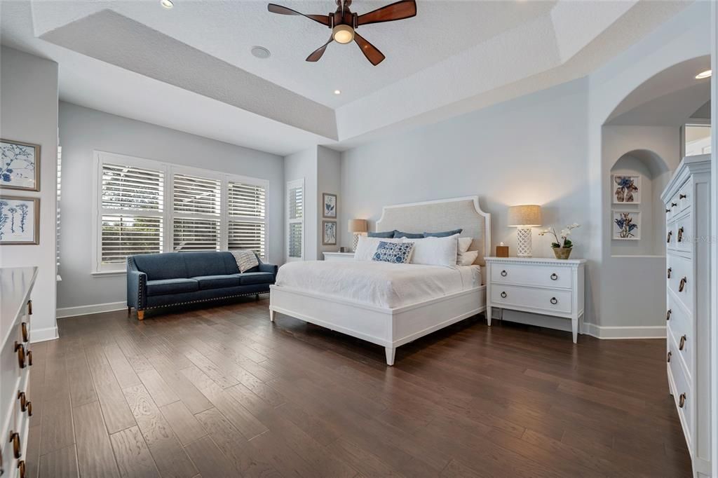 Под контрактом: $1,950,000 (5 спален, 5 ванн, 4044 Квадратных фут)