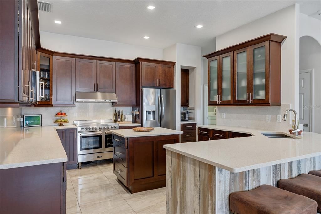 Под контрактом: $1,950,000 (5 спален, 5 ванн, 4044 Квадратных фут)