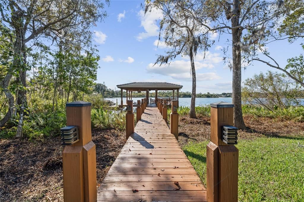 Под контрактом: $1,950,000 (5 спален, 5 ванн, 4044 Квадратных фут)