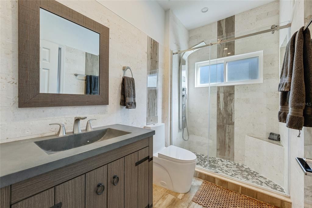 Под контрактом: $1,950,000 (5 спален, 5 ванн, 4044 Квадратных фут)