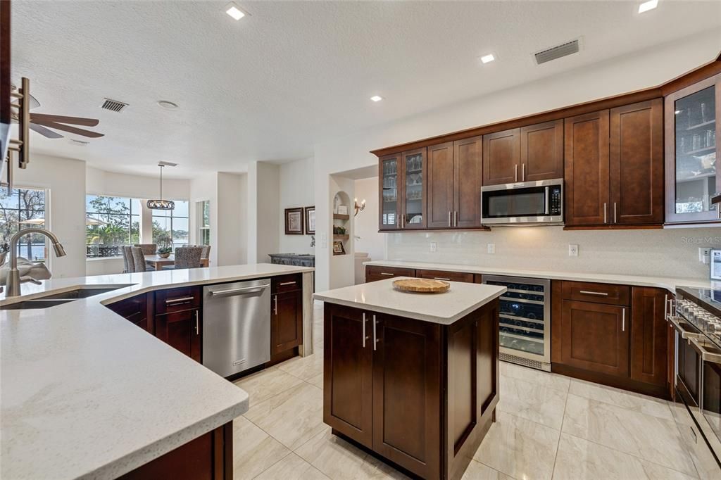 Под контрактом: $1,950,000 (5 спален, 5 ванн, 4044 Квадратных фут)