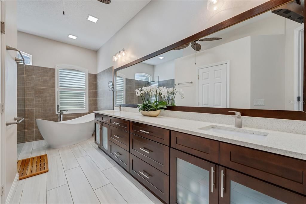 Под контрактом: $1,950,000 (5 спален, 5 ванн, 4044 Квадратных фут)