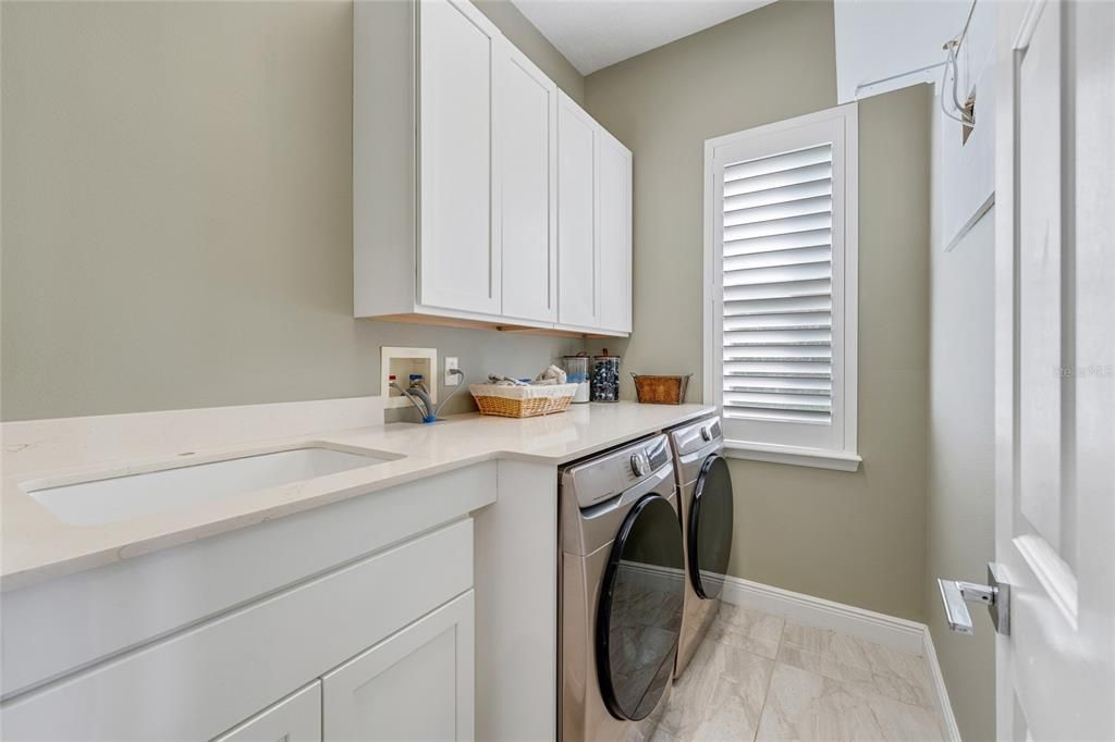 Под контрактом: $1,950,000 (5 спален, 5 ванн, 4044 Квадратных фут)