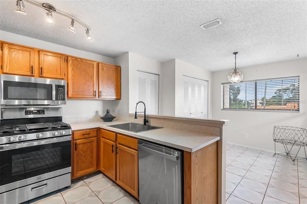 待售: $235,000 (2 贝兹, 2 浴室, 1078 平方英尺)