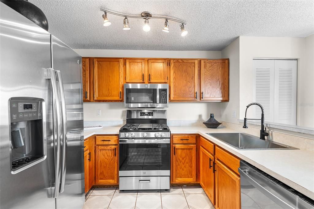 待售: $235,000 (2 贝兹, 2 浴室, 1078 平方英尺)