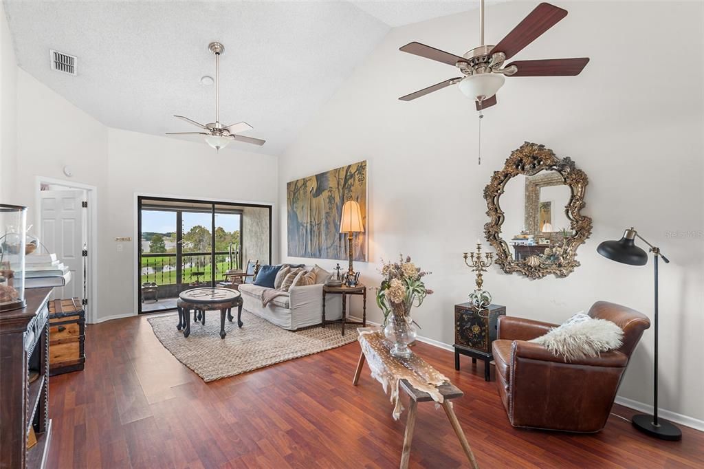 待售: $235,000 (2 贝兹, 2 浴室, 1078 平方英尺)