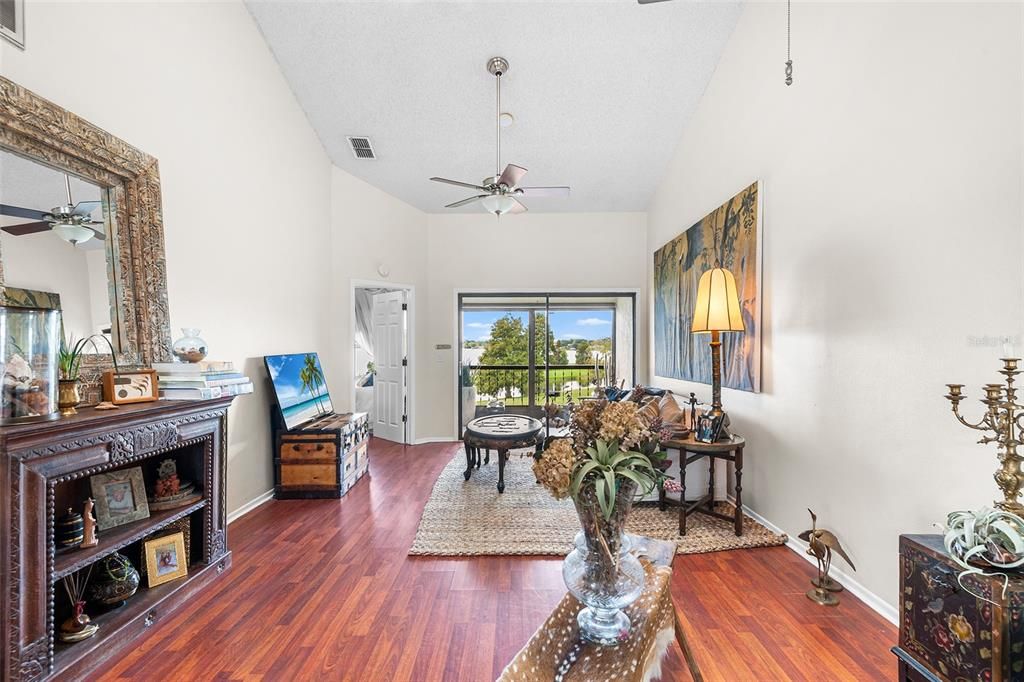 待售: $235,000 (2 贝兹, 2 浴室, 1078 平方英尺)