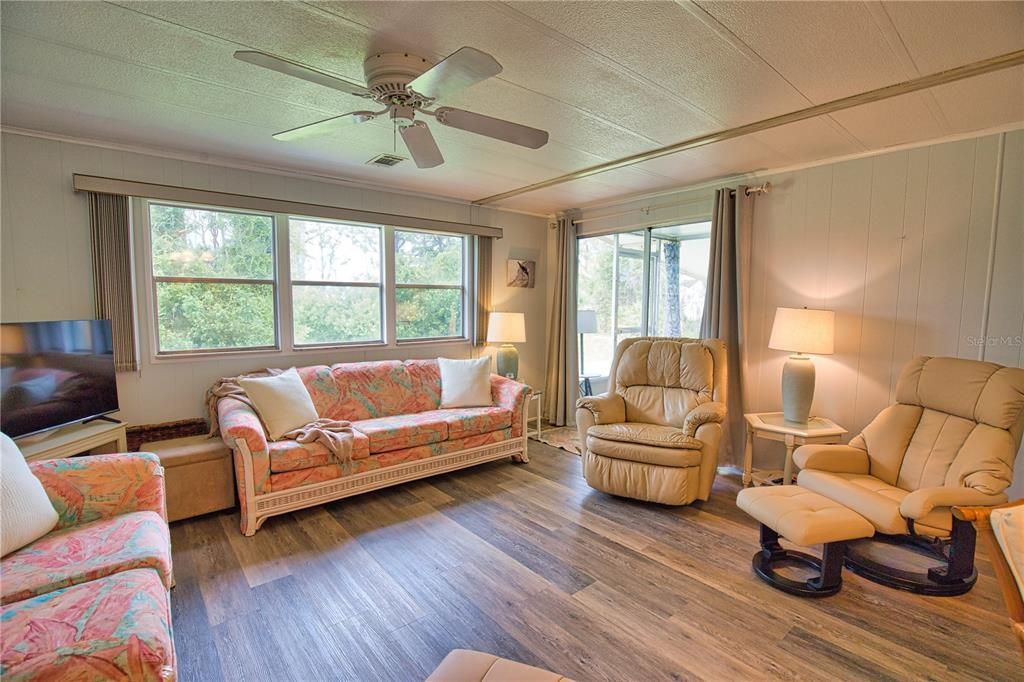 For Sale: $160,000 (2 beds, 2 baths, 928 Square Feet)