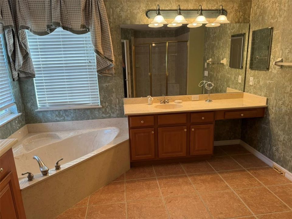 For Sale: $1,099,000 (5 beds, 4 baths, 3589 Square Feet)