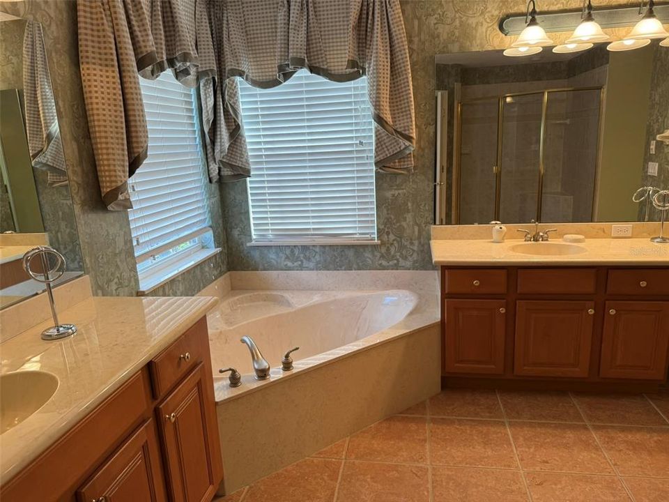 For Sale: $1,099,000 (5 beds, 4 baths, 3589 Square Feet)